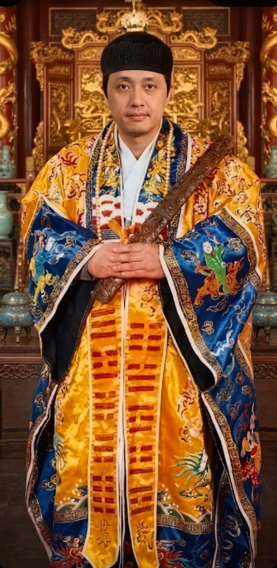客戶提供的黃色道袍人像照片